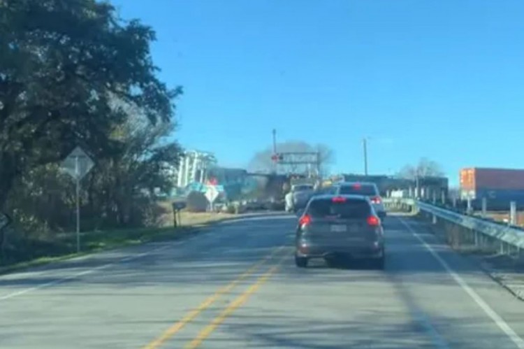 [艾略特]德克萨斯州的联合太平洋火车撞上半挂卡车并脱轨，视频记录下了这一可怕时刻