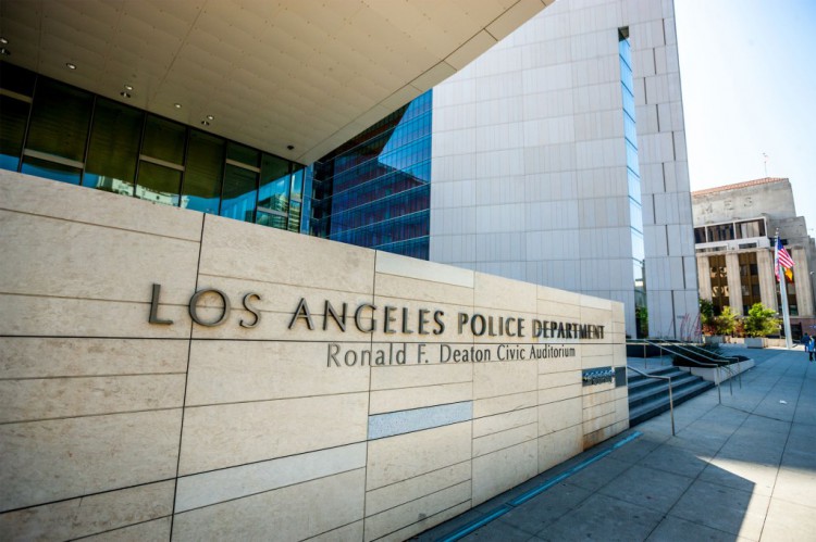 [海伦]洛杉矶警察局女警官因丈夫与其他警察分享她的裸照而起诉市政府