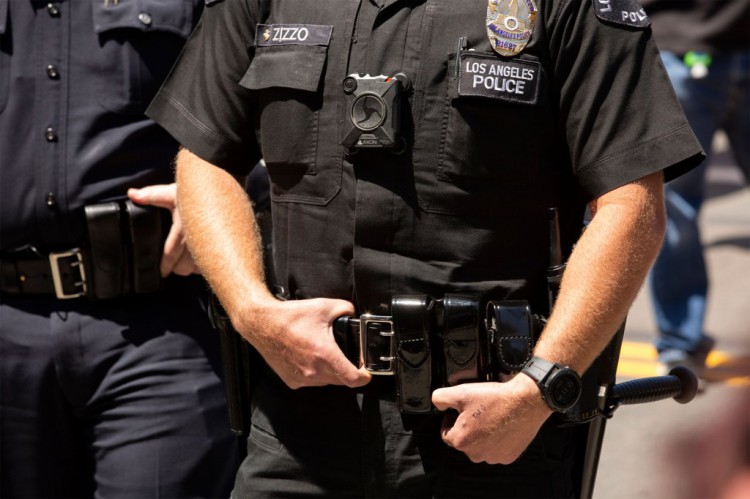 洛杉矶警察局女警官因丈夫与其他警察分享她的裸照而起诉市政府