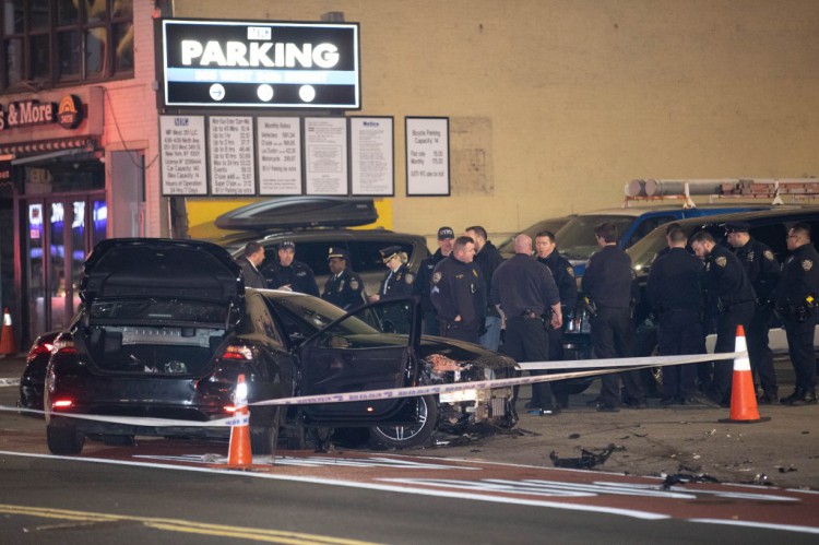 戏剧性视频显示元旦梅赛德斯奔驰撞倒纽约警察和旁观者的混乱场景