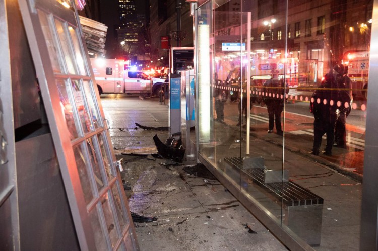 戏剧性视频显示元旦梅赛德斯奔驰撞倒纽约警察和旁观者的混乱场景