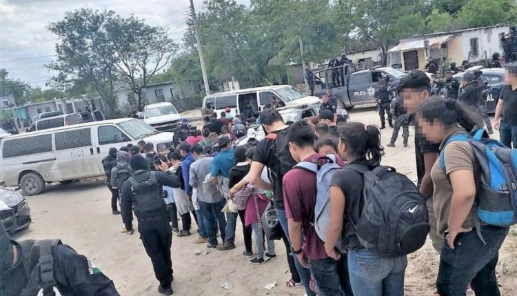 墨西哥数十名前往美国的移民在巴士下遭持枪绑架