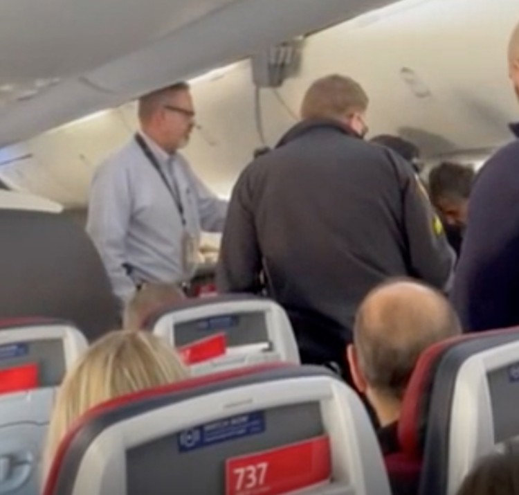 美国航空航班因乘客殴打空乘人员并吐口水而改道