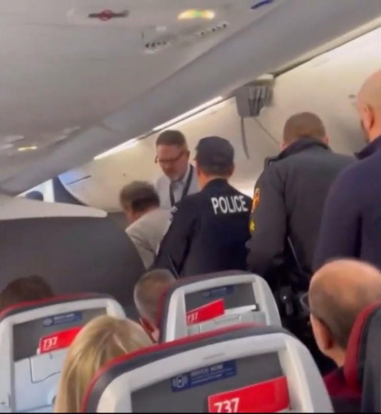 美国航空航班因乘客殴打空乘人员并吐口水而改道