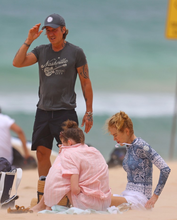 恩爱的基思厄本KEITHURBAN和妮可基德曼NICOLEKIDMAN带着女儿费思FAITH来到悉尼海滩