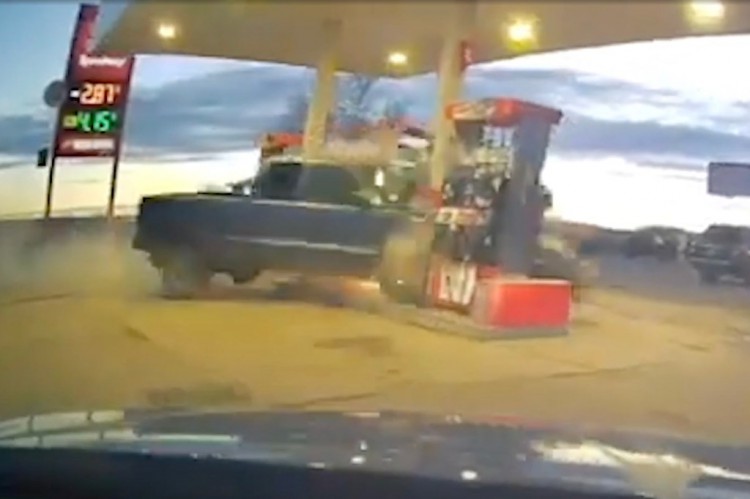 视频显示皮卡车撞上加油泵时发生大规模爆炸天哪