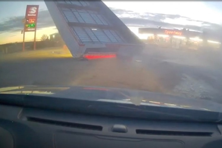 视频显示皮卡车撞上加油泵时发生大规模爆炸天哪