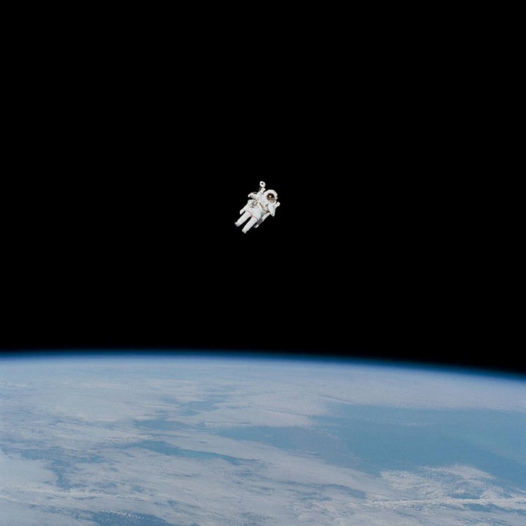 [亚伯拉罕]首次无绳太空行走的令人心碎的照片标志着这一大胆壮举 40 周年