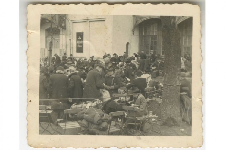 首次发现大屠杀期间犹太人被纳粹德国驱逐出境的秘密照片