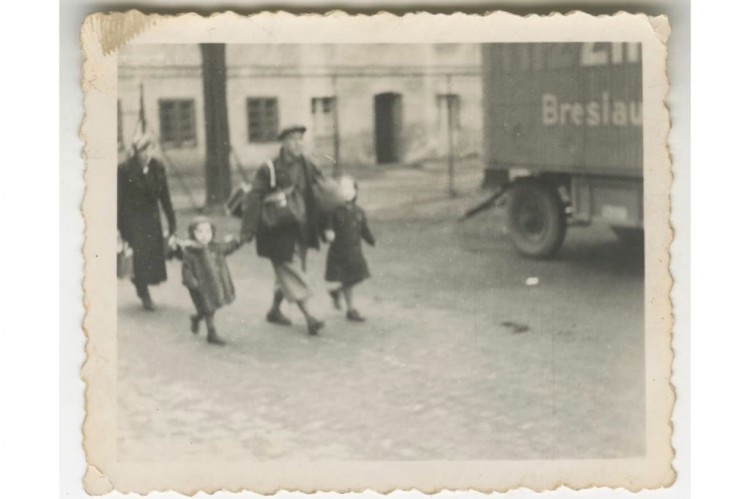 首次发现大屠杀期间犹太人被纳粹德国驱逐出境的秘密照片