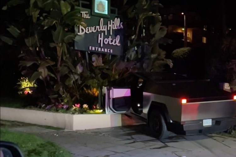 视频显示特斯拉赛博卡车撞上标志性的比佛利山庄酒店标志