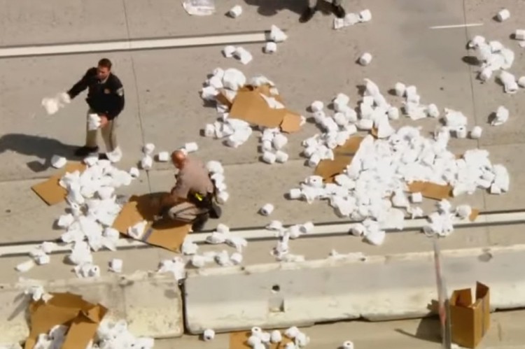 数百卷厕纸从卡车上溢出加州高速公路被堵塞