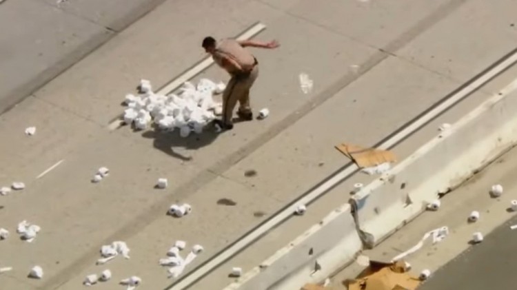 数百卷厕纸从卡车上溢出加州高速公路被堵塞