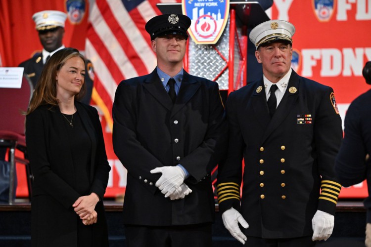 [海伦]纽约消防局欢迎新员工加入队伍，其中包括两名 9/11 遗留人员