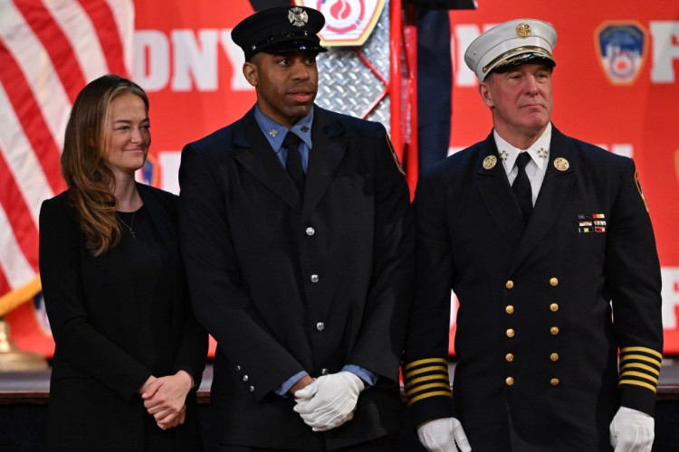 纽约消防局欢迎新员工加入队伍其中包括两名911遗留人员