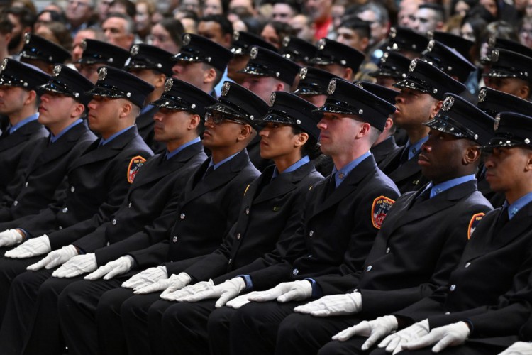 纽约消防局欢迎新员工加入队伍其中包括两名911遗留人员