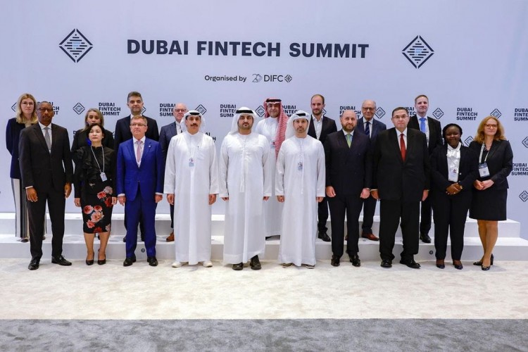 马克图姆·本·穆罕默德在峰会上与全球政策制定者和金融业领导人进行交流...