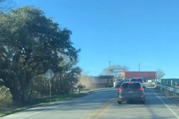 德克萨斯州的联合太平洋火车撞上半挂卡车并脱轨视频记录下了这一可怕时刻