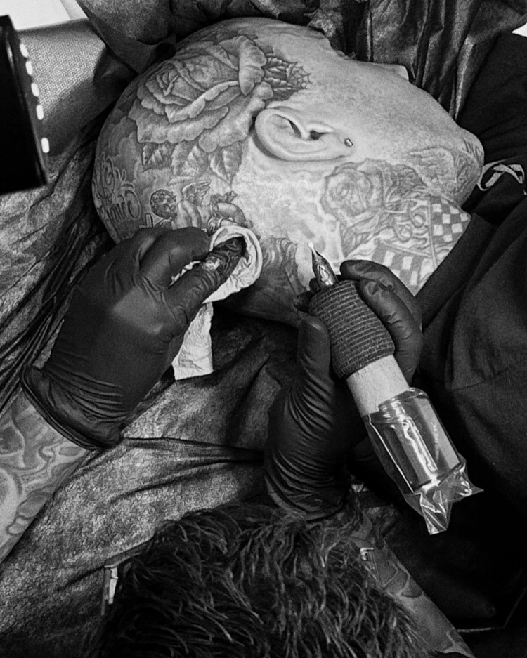 特拉维斯巴克展示了新的头部纹身他怎么还有空间