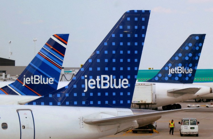 不守规矩的捷蓝航空乘客称自己是魔鬼据称在改道的博斯托机场殴打女同伴