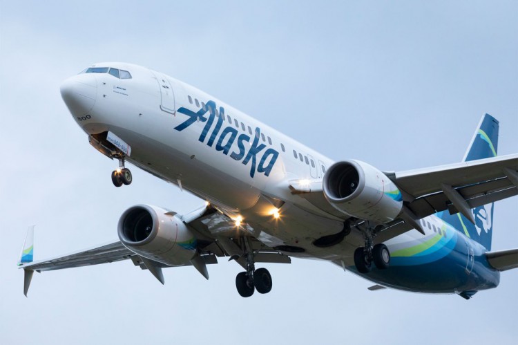 阿拉斯加航空公司航班在飞行途中窗户被炸毁座位上的孩子紧急迫降