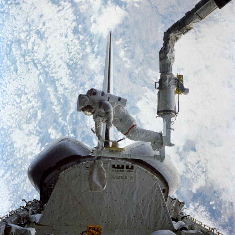 首次无绳太空行走的令人心碎的照片标志着这一大胆壮举40周年