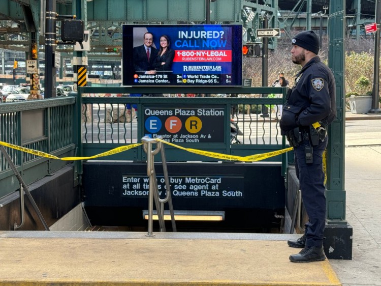 新照片显示一名疯子涉嫌在纽约地铁无端袭击中砍断巴西游客的脖子