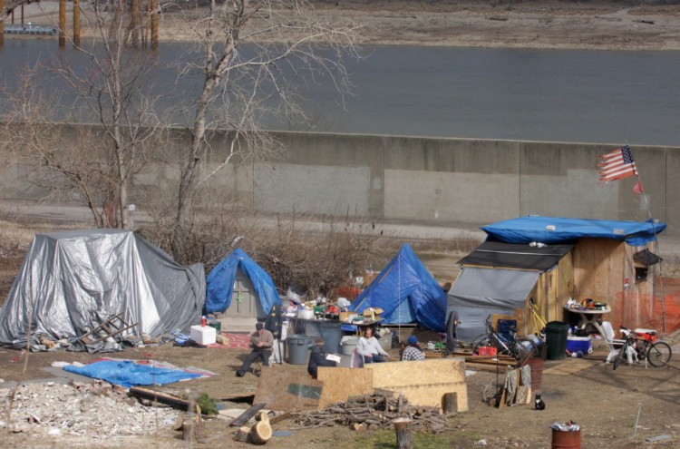 圣路易斯房主起诉市政府称其拒绝拆除可怕臭气熏天的无家可归者营地