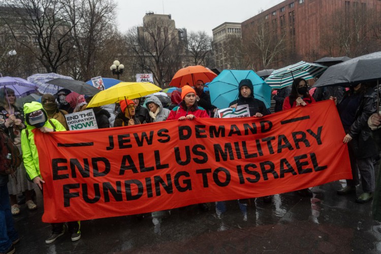 苏珊萨兰登在反以色列集会上向数百人发表讲话时敦促我们的敌人是沉默