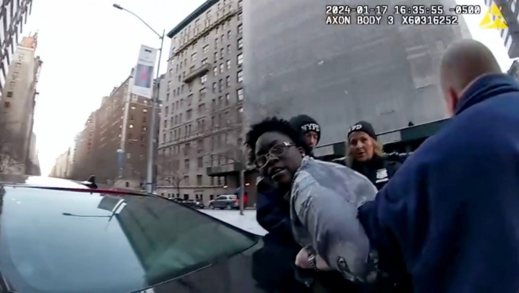 [海伦]纽约警察局官员因随身摄像机拍摄的视频显示他踢据称撞倒女子的头部而被停职