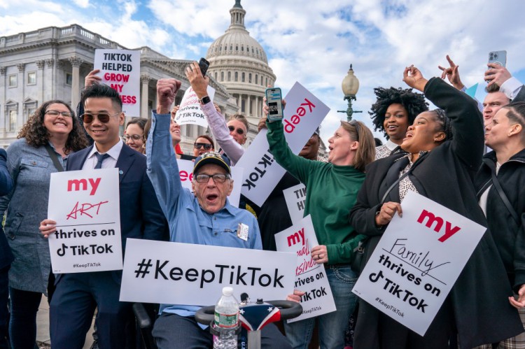 众议员C表示国会接到了数千个年轻人打来的电话敦促立法者阻止TIKTOK法案